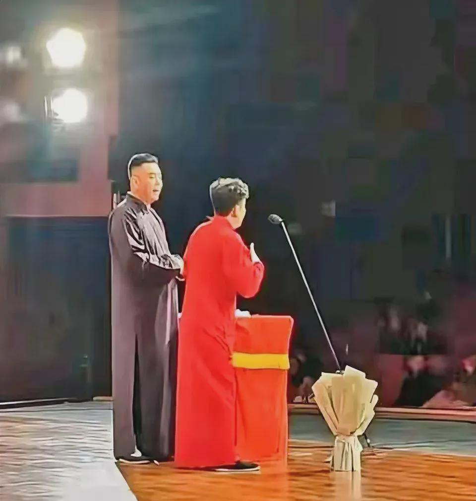 
 
大年初三高兴社商演现场照片曝光！观众席空荡荡的，一眼望去没几个人。这上座率