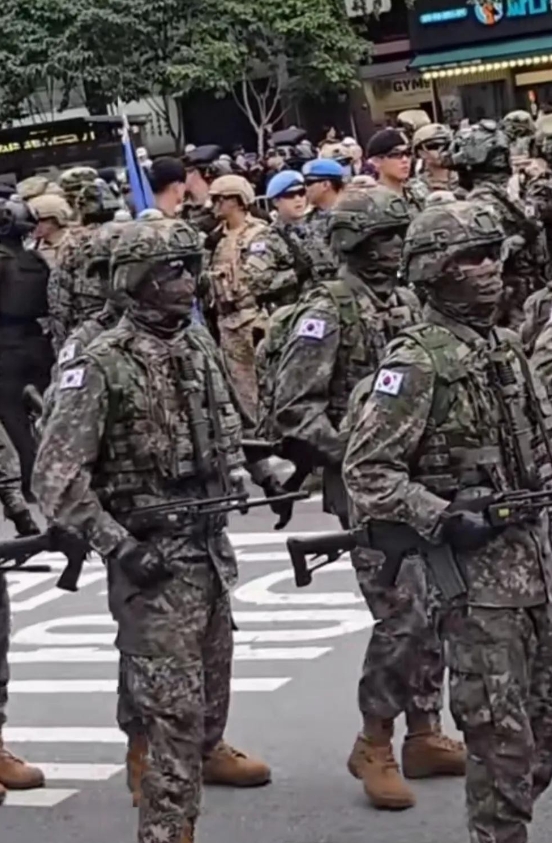 韩国人担心的事儿也不无道理。这朝鲜军队一进俄罗斯，就好像打开了潘多拉魔盒，未来半