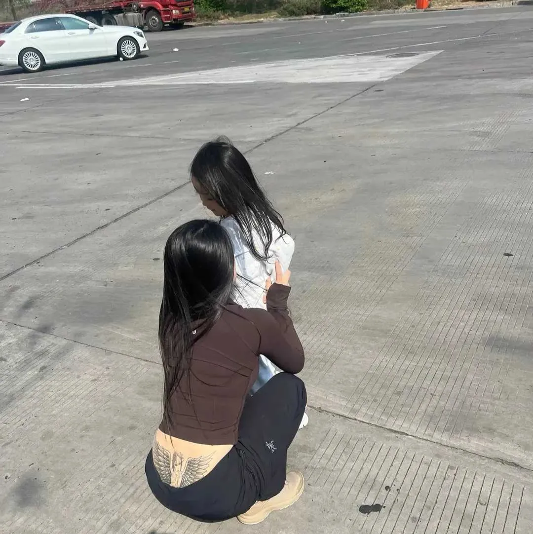 不用看正脸也知道，这宝妈的颜值超高