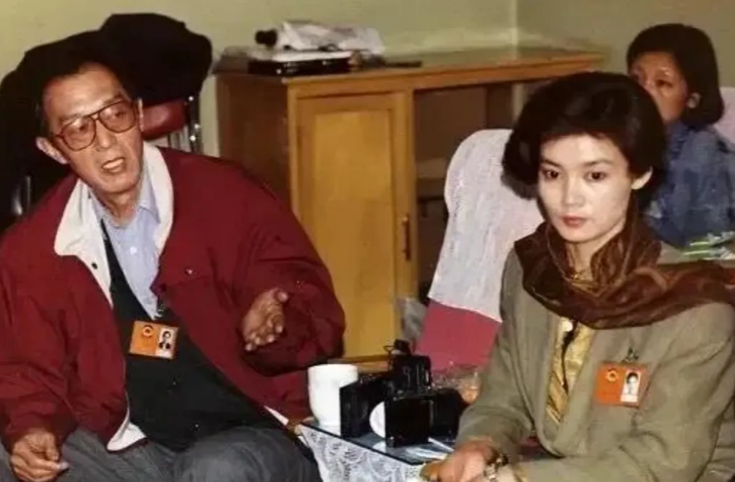 这张照片拍摄于1992年，中国内地表演艺术家潘虹和著名作家张贤亮参加政协会议时的