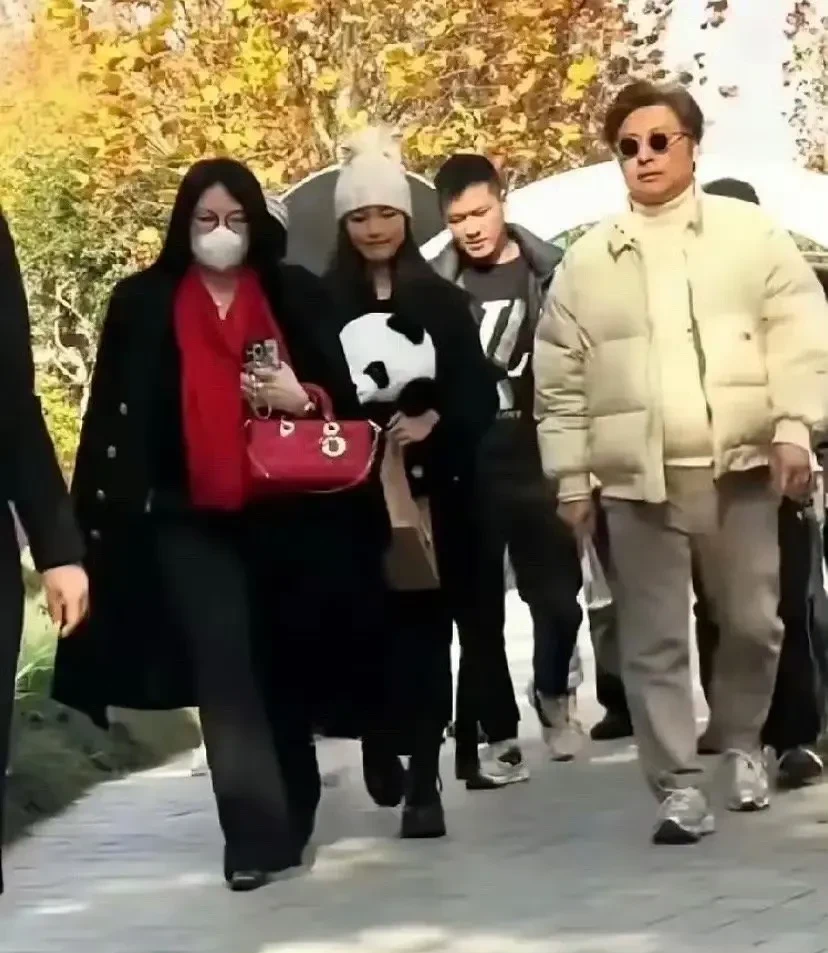 李湘现在至少有150多斤了吧，王岳伦看着比她瘦一圈