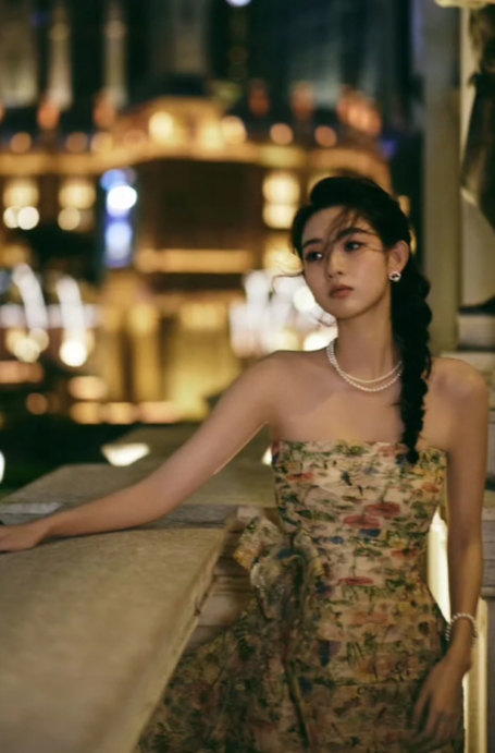 王玉雯身姿婉约动人