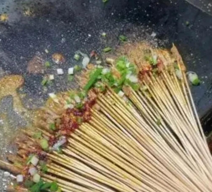 我朋友说从夜市上买了30个串才15块，我一听，这么便宜的啊￼就跑过去了，结果傻眼