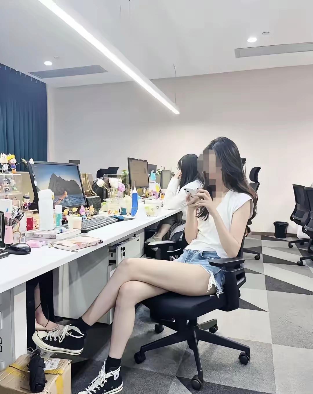 我也就纳了闷了，她的公司地位是怎么来的？



每天我们所有人都忙的要死，
