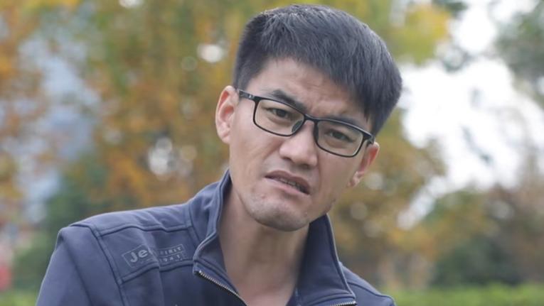 拉黑亲妈，和弟弟决裂，他到底怎么了？