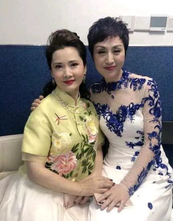 60多岁的''越剧青衣''何赛飞柳眉杏眼，皮肤光洁，粉面含春，珠围翠绕，发型减龄