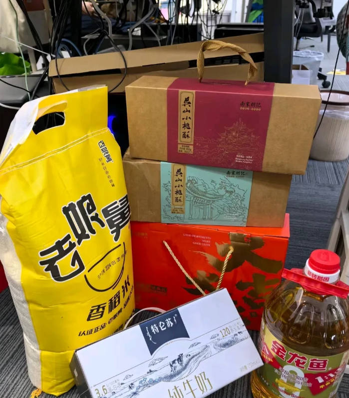 今天下午，老婆公司发了年货，叫我下班顺便开车去拉回，到了公司门口看到地上一大堆年