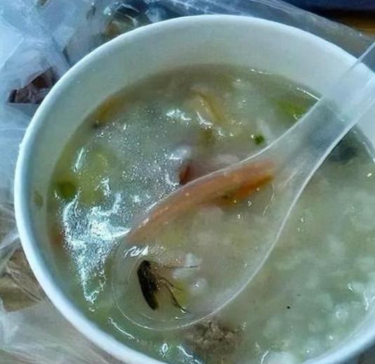 遇到“狠人”了？甘肃，一男子在饭店吃饭，突然看到碗里有一个蟑螂，一瞬间恶心至极，