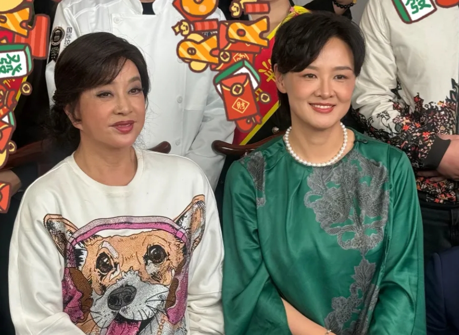 这次采访刘晓庆的李小萌到底是什么来路？
简直是“老姜”对“辣姜”的巅峰对决！
我