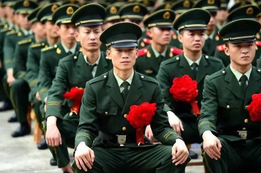两年义务兵退伍的福利:
1、两年义务退伍，一次性退役金，一万元左右。
2、两年义