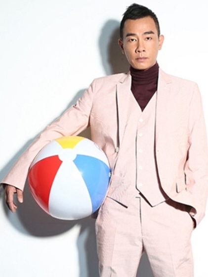 陈小春真的请对了，他的歌正处在港乐时代潮流之交，又是乐坛很有辨识度的声音，又有国