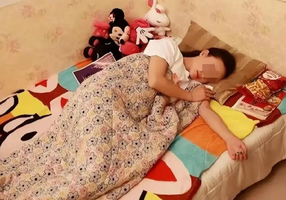 冤不冤？云南，女子半夜被一束强光照醒，怀疑家中招贼了，赶紧把老公叫醒。老公随手摸