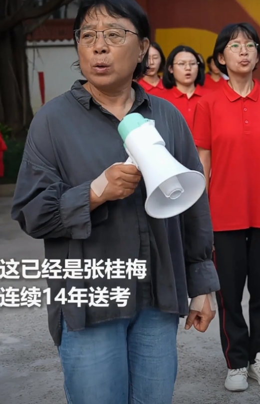 高考第一天，张桂梅又是一大早提前来到教学楼，拿着“小喇叭”一遍一遍叮嘱。自云南丽