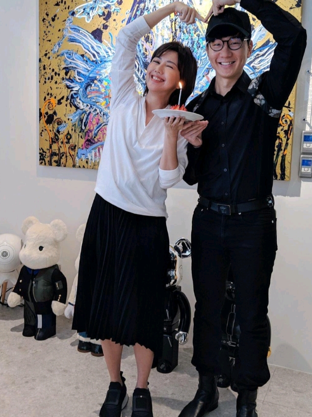 2018年，孙燕姿和林俊杰逛街时，看上了一款三万块钱的相机，她嫌弃太贵没买，林俊