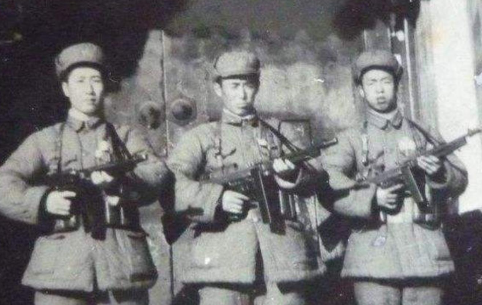 1949年的一天，第27军军长聂凤智正在办公，警卫员急匆匆进门报告：“惹大祸，惹