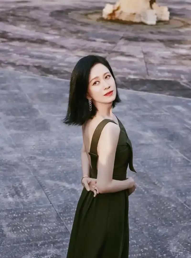 咱来讲个让人感慨的故事。有个女生满心欢喜想和男友去领证，开启新生活，男友却跟变戏