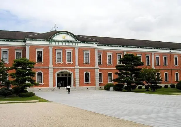 经过深入的调查，日本学校之谜终于被揭开！令人惊讶的是，这些学校的毕业生竟能顺利获