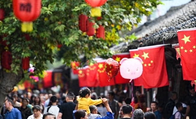 国庆快到了，本来大家伙儿都想着出去透透气，结果这两天网上爆出俩事儿，搞得人心惶惶