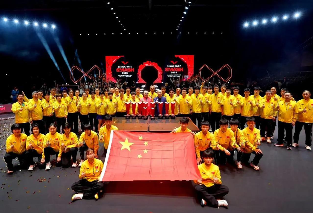 同在新加坡参加青少年大满贯的国乒小将们也参加了合影！
左下拉着国旗一角的是获得U
