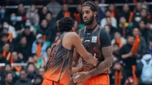 够狠！33分8板3助6断+暴力隔扣，2米06悍将，一人锤爆对方3大内线