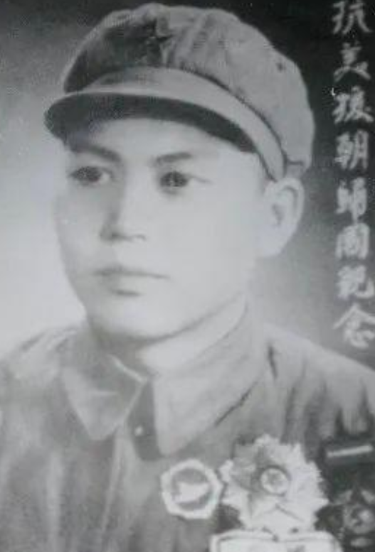 1952年，在朝鲜战场的 上甘岭，一场激烈的战斗正在如火如荼地进行。年仅18岁的