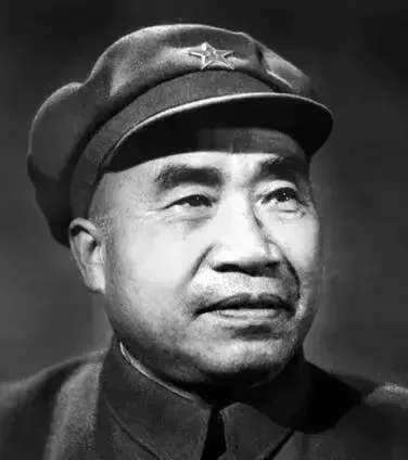 解放后，朱老总住在中南海里。朱老总不抽烟，不喝酒，脾气好极了。
朱老总的崇高风范