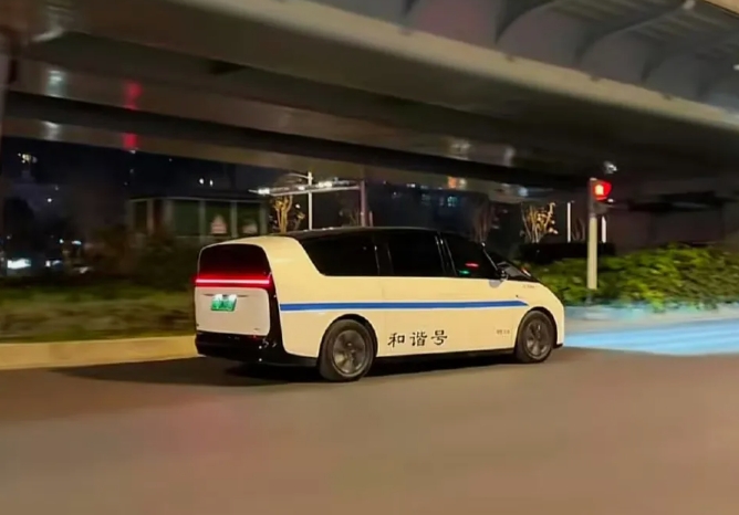 理想CEO做出了正确的决断，谁都不知道他为什么会有如此先见之明。
理想mega刚