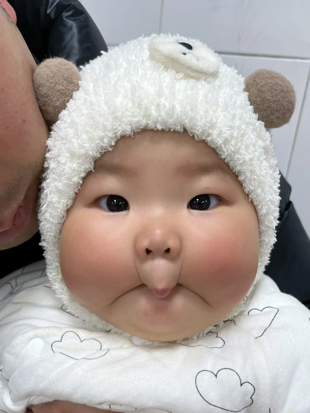 她真的好可爱 好爱好爱她呀
我女儿不漂亮，丑憨丑憨的，小眼睛塌鼻子厚嘴皮，今天抓