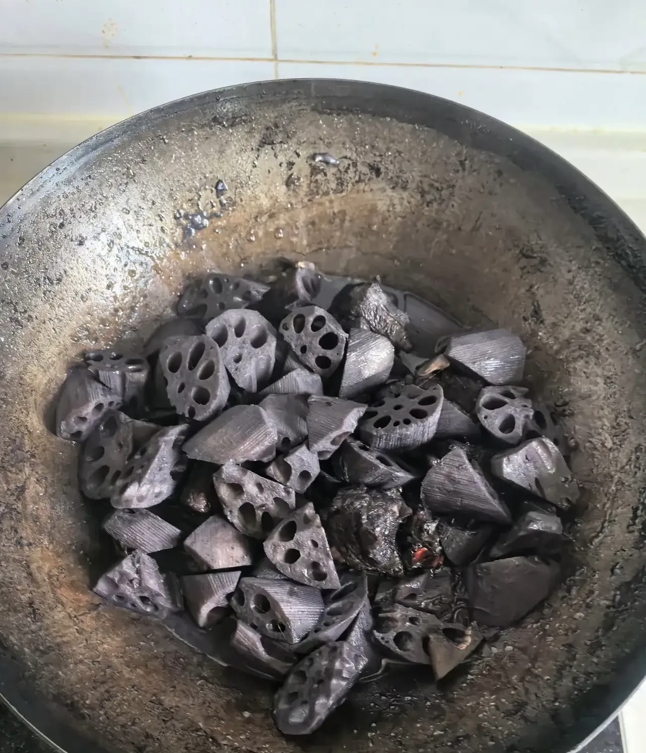 昨天花了50多块钱买了一点排骨和莲藕，天冷了，想着炖点排骨莲藕汤给孩子喝，没想到