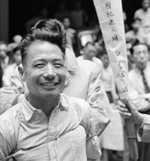 1949年的上海解放前夕，臭名昭彰的汉奸朱大同被枪毙，在群众的激愤辱骂中，笑着走