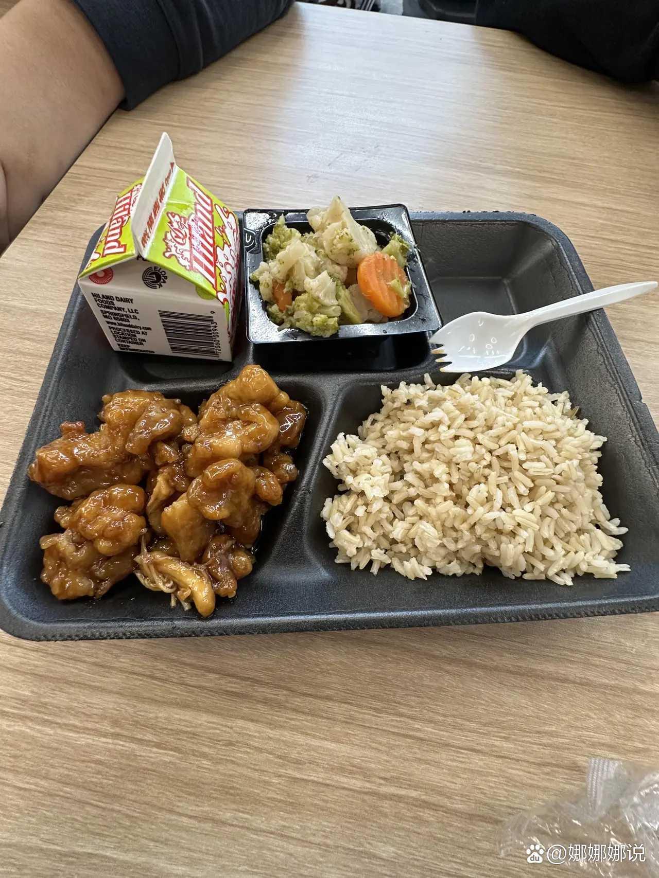 网友：女儿在美国学校的免费午餐，大家觉得怎么样
