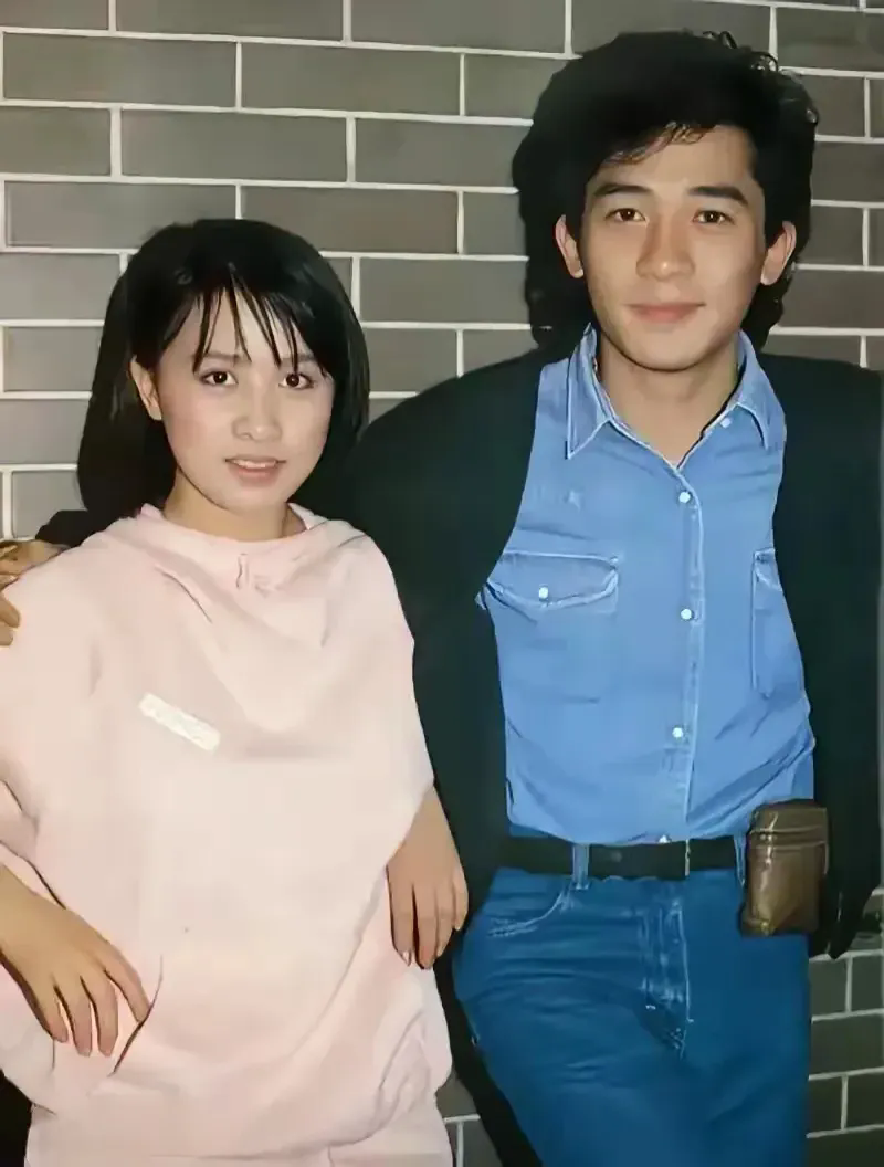 翻看老照片，看到年轻时的梁朝伟和刘嘉玲，瞬间被拉回了那个黄金年代。

照片里，他