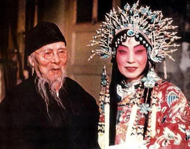 梅兰芳敬重齐白石，雪中送炭情谊深，师徒佳话传京城