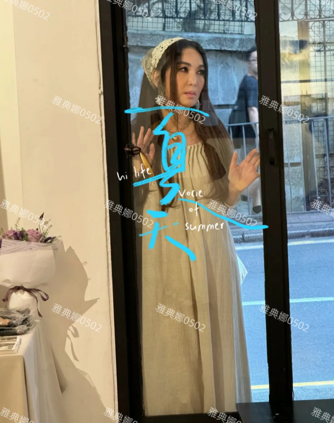 温碧霞真人很幻灭，脸又老又僵，离开美颜滤镜哪有什么不老女神？
中环看展偶遇温碧霞