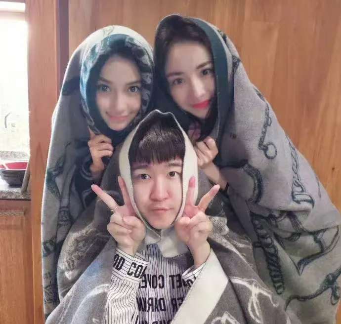 一直不明白杨幂和杨颖他俩为啥会跟张大大玩的这么好，杨颖还说张大大是她在娱乐圈里最