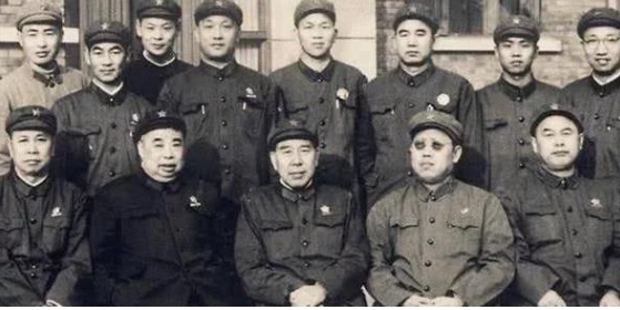 一张老照片，照片中的前排五人，有三人是开国中将，一人是开国上将，还有一人是开国少