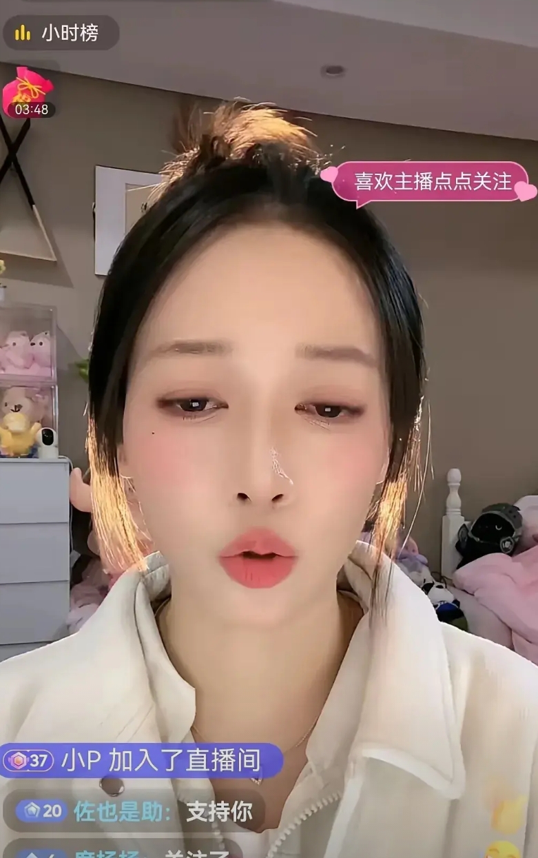 吴柳芳把直播打赏暂时关了。
 
她在直播里讲，以前直播间也就十来个人，现在一下子