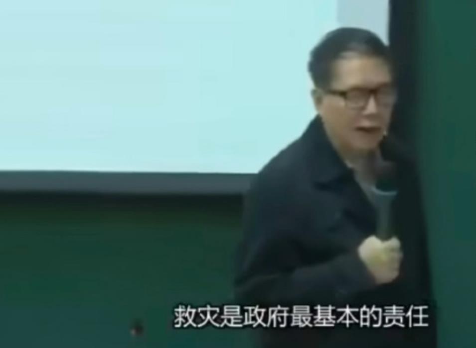 这次洛杉矶山火，我看很多人把知名公殖、原清华大学教授秦晖的视频发出来。

秦晖在