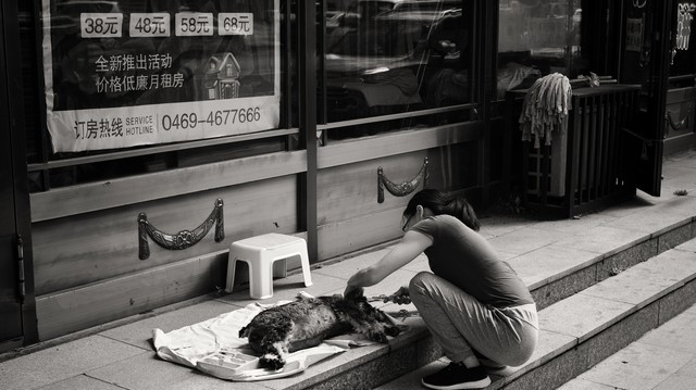 老家修路我捐款3万，剪彩后我路过村里代销店，我想冲进去骂人