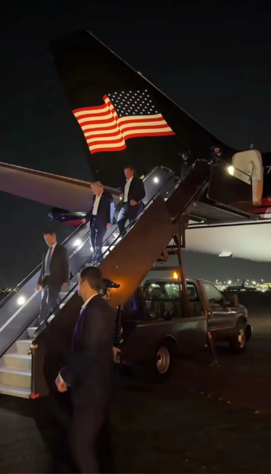 特朗普被枪击后，首次公开露面，安保更严了，下飞机走舷梯，也是前后一个保镖，看起来