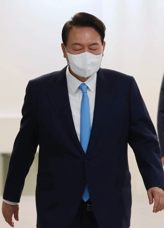 韩国检方再次向法院提交延长尹锡悦拘留期限的申请。
尹锡悦能不能出来就看法院有没有