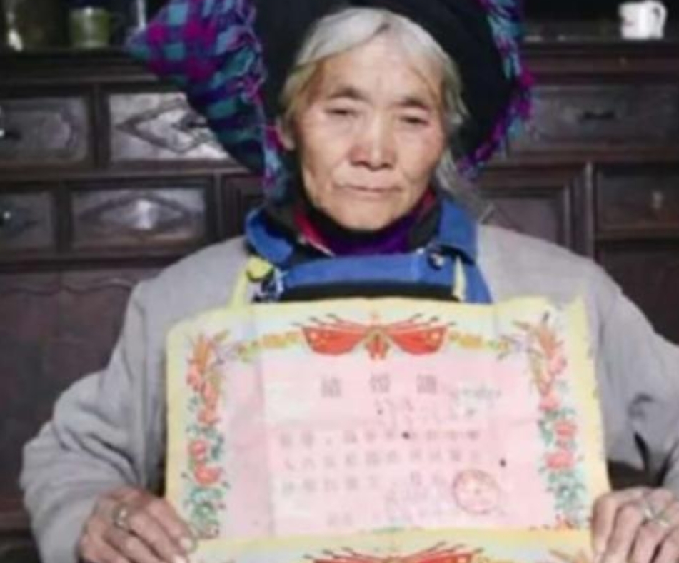 这张照片上，是电影《高山下的花环》中梁三喜原型的妻子，在丈夫牺牲后，她花了11年