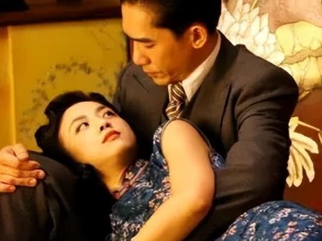 汤唯早年凭借独特气质踏入演艺圈，因《色·戒》一作成名，却也曾面临波折。所谓“被封