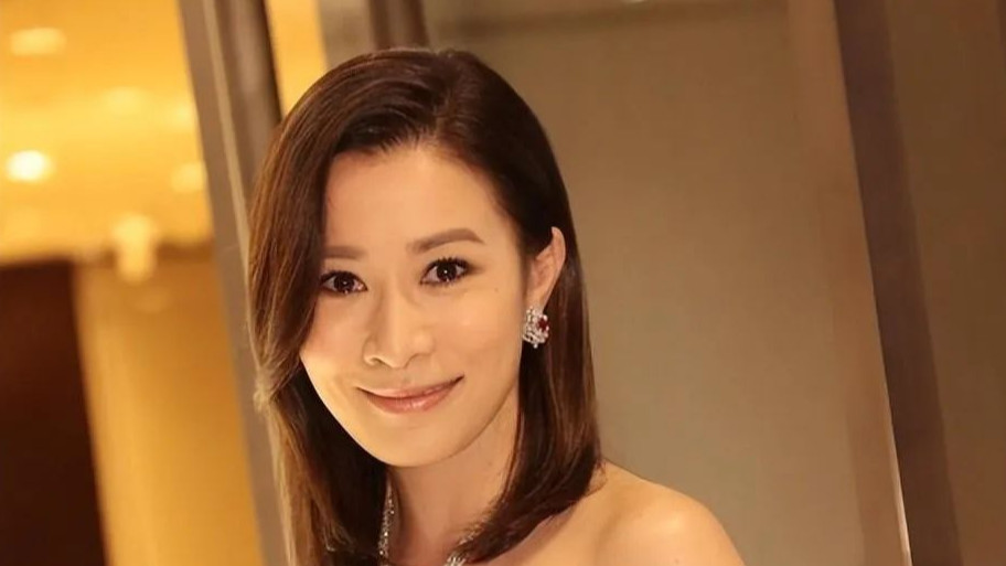 49岁佘诗曼成人间清醒，谁说她无人敢娶？！