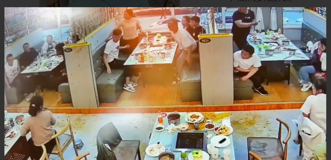 甘肃定西，一女子吃饭时突然情绪失控，端起火锅直接泼向对面男子，男子淡定离开，没被