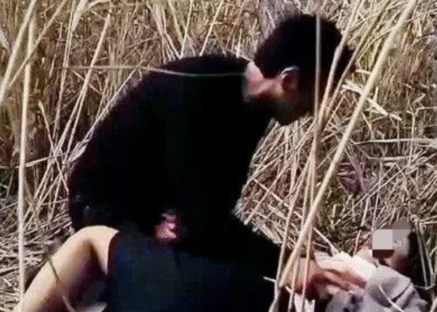 “夜间出行要当心！”重庆，27岁小伙晚上见一年轻女子独自在乡村小路上散步，起了歹