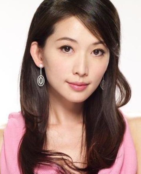 许知远问林志玲：“这个世界上基本没有好的婚姻吧，有幸福的伴侣吗？”林志玲咬紧嘴唇