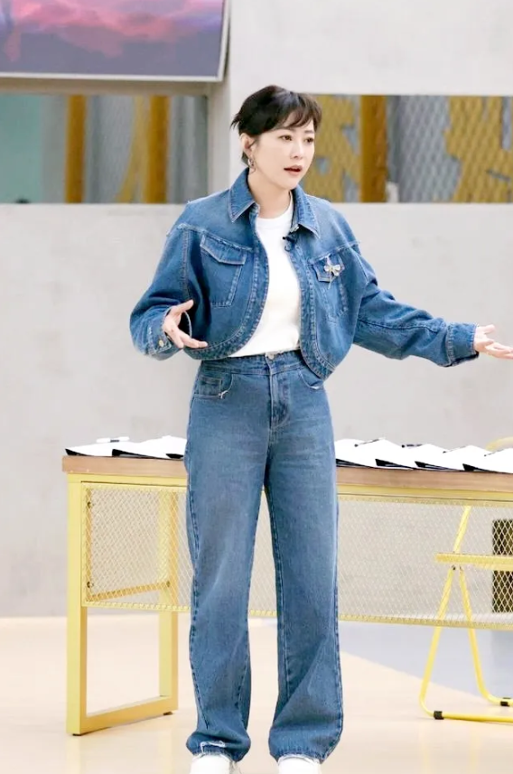 郝蕾一身牛仔套装美出新高度，如今的郝蕾瘦身成功颜值又回春了，你喜欢郝蕾吗？