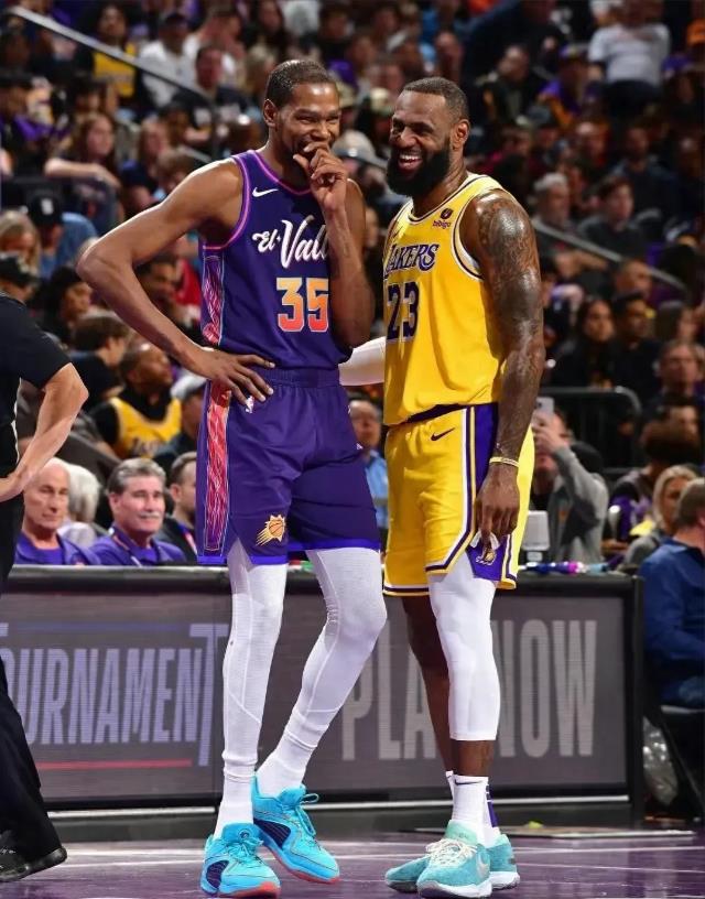 同样是打了4场，詹姆斯与杜兰特根本不是一个级别！！

詹姆斯，出战4场，65投2