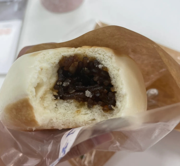 现在的包子是都怕冷了吗？
皮越来越厚，
一口下去有时候都吃不到馅，
两口下去馅没